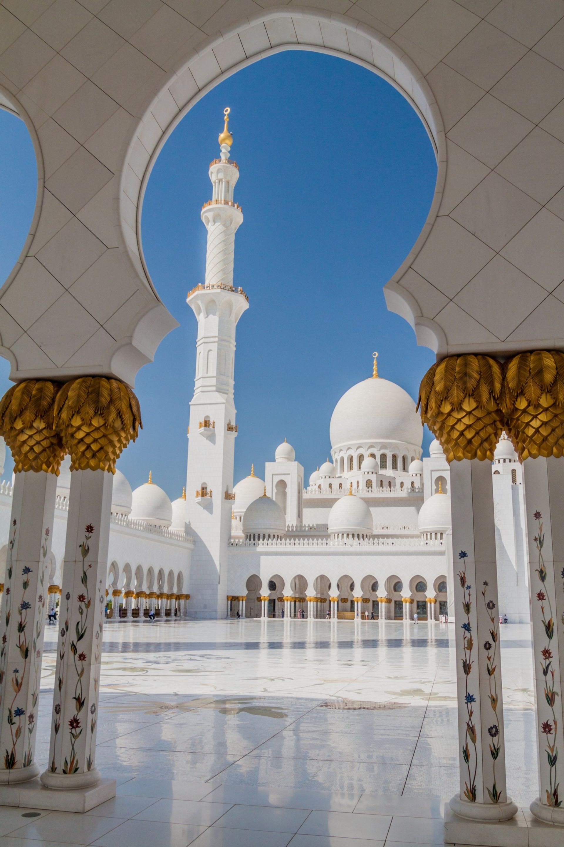 Courtyard of Sheikh Zayed Grand Mosque in Abu Dhabi, United Arab Emirates